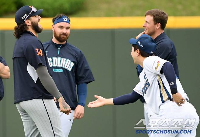 한국 야구에서만 볼 수 있는 선후배 문화에 폰세도 빵 터지고 말았다.