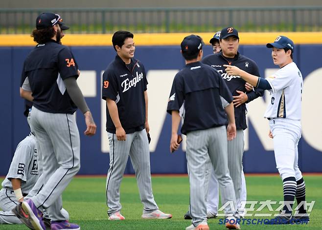 하소연이 끝난 박건우는 류현진 뒤에 안겼다.