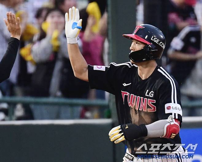 20일 부산 사직야구장에서 열린 KBO리그 롯데와 LG의 경기. 2회 만루홈런을 날린 LG 송찬의. 부산=송정헌 기자songs@sportschosun.com/2025.05.20/