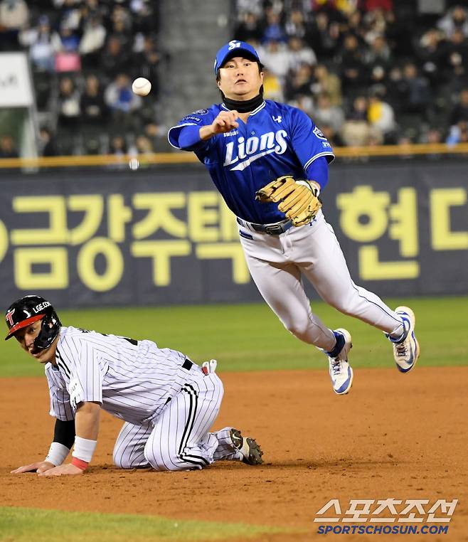15일 잠실구장에서 열린 LG 트윈스와 삼성 라이온즈의 경기. 4회말 1사 1루 LG 박해민 타구를 삼성 2루수 류지혁이 잡아 병살로 연결하고 있다. 잠실=박재만 기자 pjm@sportschosun.com/2025.04.15/