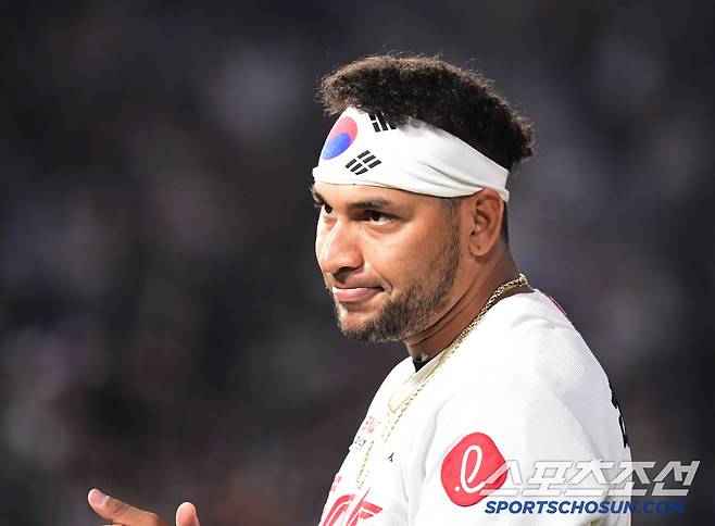 수비를 준비하는 롯데 레이예스.