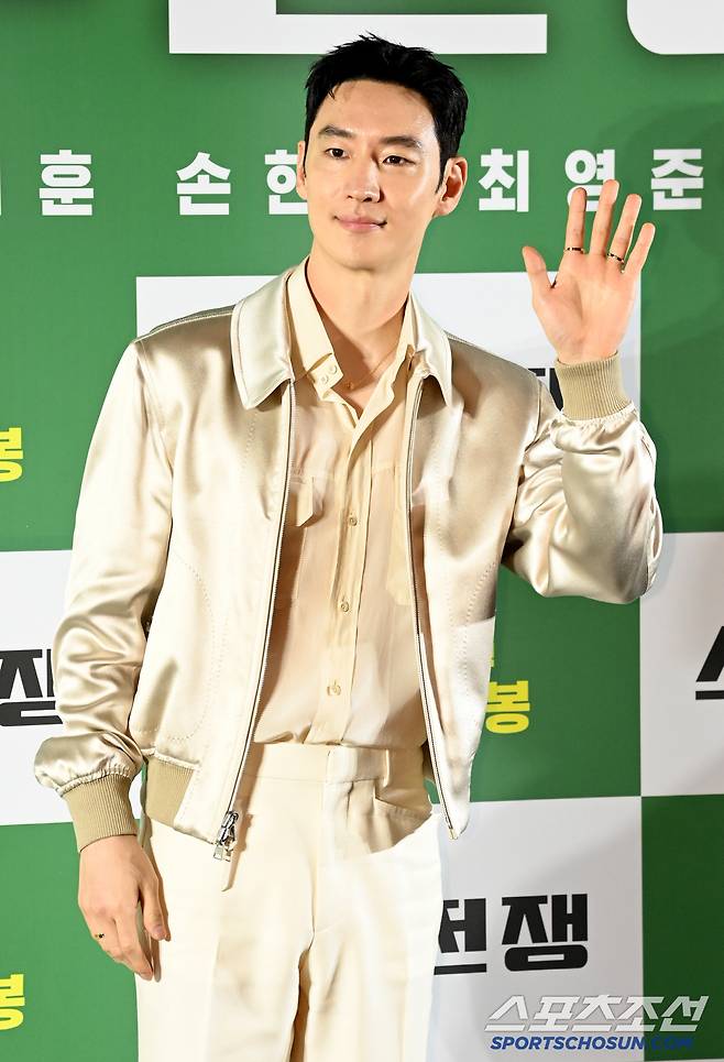 24일 메가박스 코엑스에서 열린 영화 '소주전쟁'의 제작보고회, 이제훈이 포토타임을 갖고 있다. 허상욱 기자wook@sportschosun.com/2025.04.24/