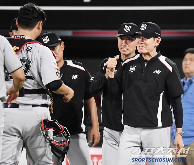 21일 수원 KT위즈파크에서 열린 KIA-KT전. KT가 3대1로 승리했다. 이강철 감독이 장성우를 맞이하고 있다. 수원=정재근 기자 cjg@sportschosun.com/2025.5.21/