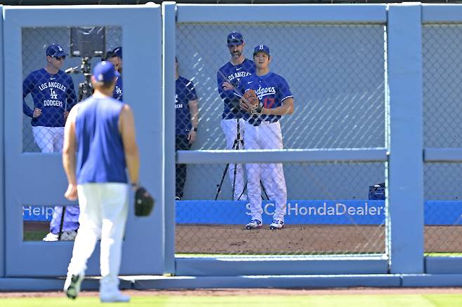 다저스 클레이튼 커쇼가 오타니의 불펜피칭을 지켜보고 있다. Imagn Images연합뉴스