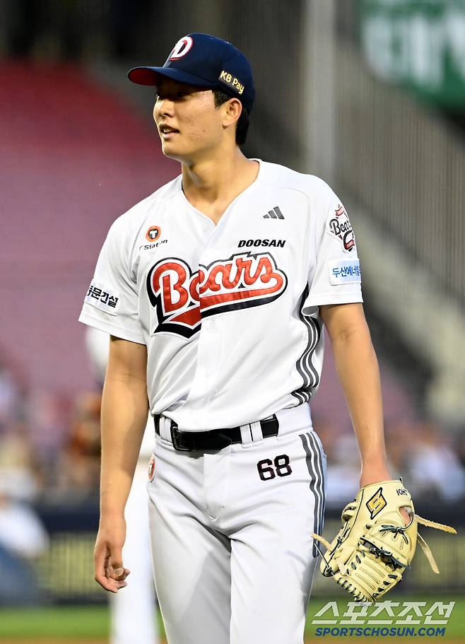 21일 잠실야구장에서 열린 SSG와 두산의 경기, 4회초 투구를 무실점으로 마친 두산 최민석이 더그아웃으로 향하고 있다. 잠실=허상욱 기자wook@sportschosun.com/2025.05.21/