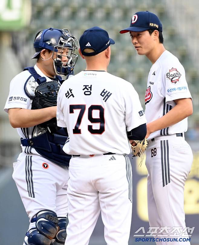 21일 잠실야구장에서 열린 SSG와 두산의 경기, 2회초 두산 최민석이 연속 볼넷으로 무사 1,2루의 위기를 맞자 박정배 투수코치와 양의지가 마운드로 올라와 이야기를 하고 있다. 잠실=허상욱 기자wook@sportschosun.com/2025.05.21/