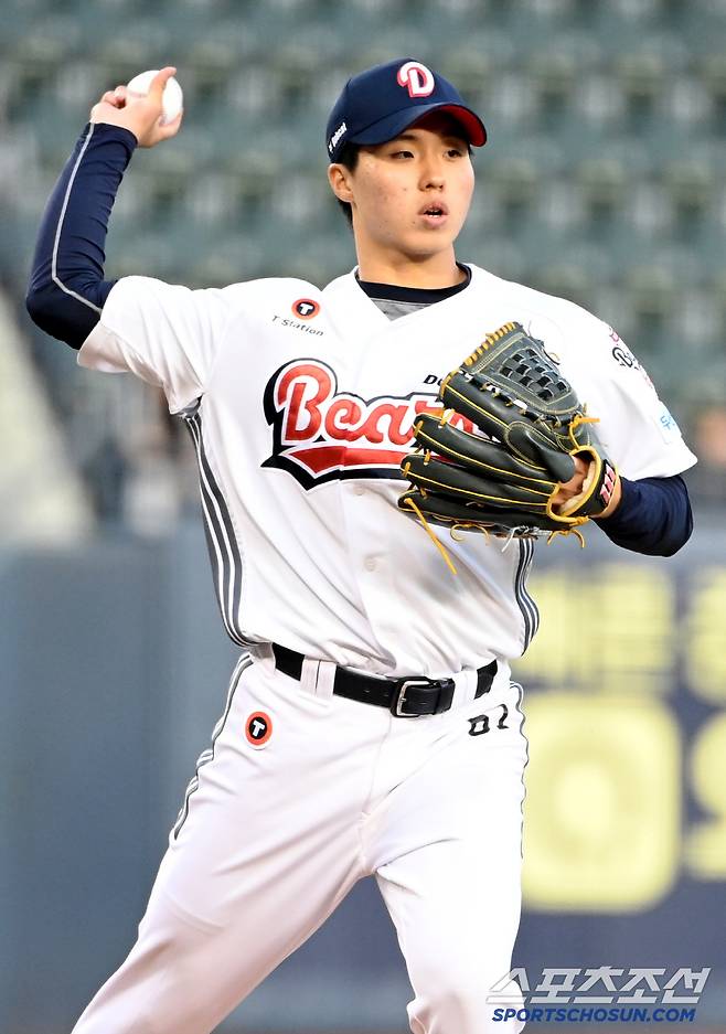 11일 잠실야구장에서 열린 NC와 두산의 더블헤더 2차전, 3회초 1사 1,3루 두산 홍민규가 NC 서호철 타석때 1루 견제구를 던지고 있다. 잠실=허상욱 기자wook@sportschosun.com/2025.05.11/