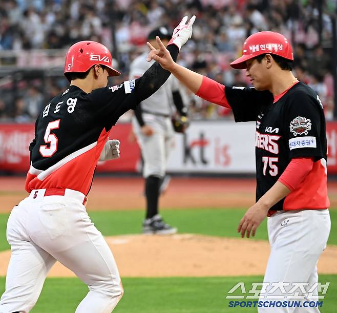 22일 수원KT위즈파크에서 열린 KIA와 KT의 경기,  3회초 KIA 김도영이 재역전 솔로홈런을 치고 기쁨을 나누고 있다. 수원=허상욱 기자wook@sportschosun.com/2025.05.22/