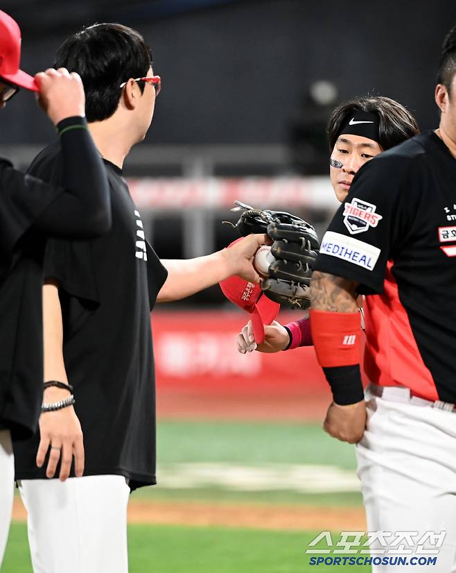 22일 수원KT위즈파크에서 열린 KIA와 KT의 경기,  KIA 가 8대3으로 승리하며 2연패에서 탈출했다. 임시주장을 맡은 박찬호가 시즌 3승을 달성한 양현종의 기념구를 챙겨주고 있다. 수원=허상욱 기자wook@sportschosun.com/2025.05.22/