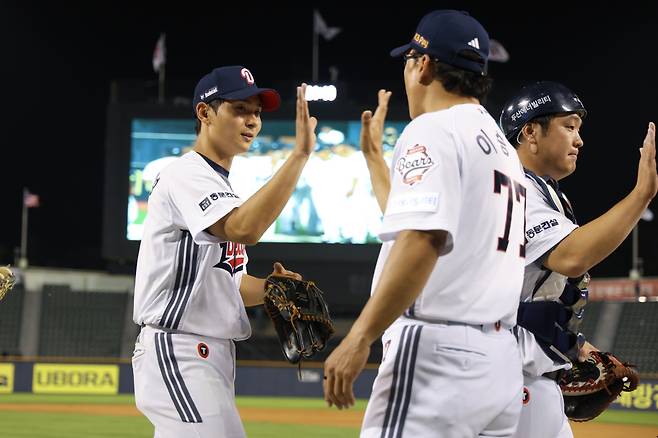 이승엽 두산 감독(오른쪽)과 하이파이브를 하는 임종성(왼쪽). 사진제공=두산 베어스