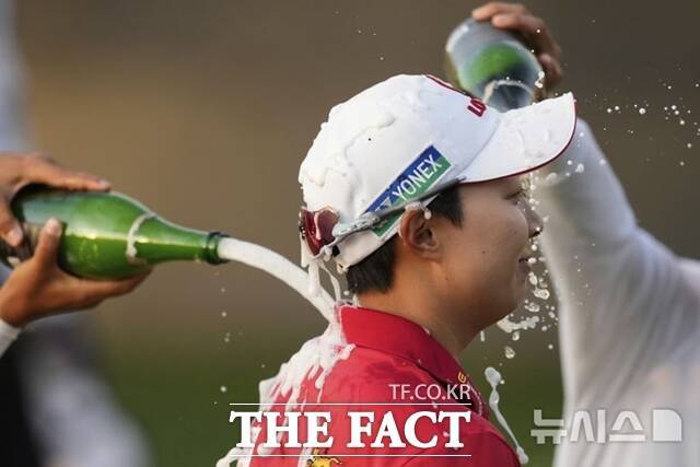 올시즌 상승세를 타고 있는 김효주가 포드챔피언십에서 우승을 확정한 뒤 동료들의 축하를 받고 있다./뉴시스