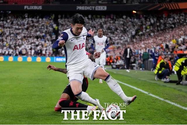 토트넘 '캡틴' 손흥민이 22일 스페인 빌바오에서 열린 2024~2025 UEL 결승전에서 후반 22분 교체 멤버로 나서 1-0 리드를 이끌고 있다./빌바오=AP.뉴시스