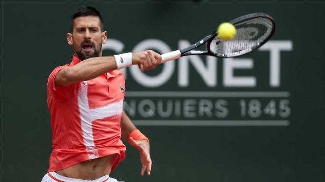 노박 조코비치가 21일 2025 제네바오픈(ATP 250) 단식 2라운드에서 마르톤 푸소비치를 상대하고 있다. 사진/ATP 투어