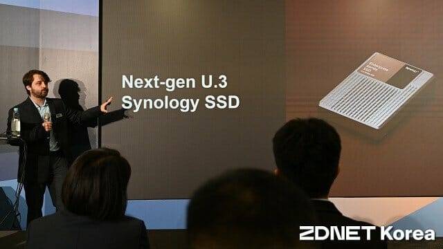 PAS7700에는 시놀로지가 자체 공급하는 기업용 U.3 SSD를 최대 48개 탑재할 수 있다. (사진=지디넷코리아)