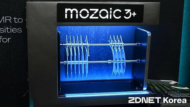 모자이크3+ 플랫폼의 HAMR 기술을 설명하기 위한 전시물. (사진=지디넷코리아)