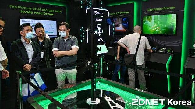 회전하는 날개와 LED로 엑소스 제품 이미지를 만드는 전시물. (사진=지디넷코리아)