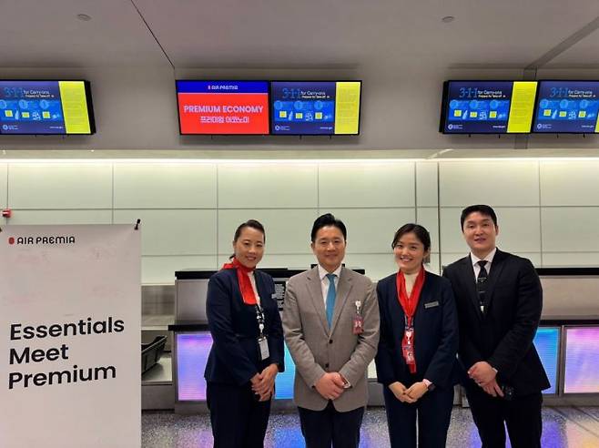 최현철 에어프레미아 뉴욕지점장(사진 왼쪽에서 두 번째)이 뉴어크 공항에서 직원들과 사진 촬영을 하고 있다. 사진 왼쪽부터 문지선 공항 매니저, 최 지점장, 권경희 공항 매니저, 최재호 공항 매니저.