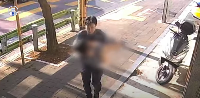 엄마가 잠든 사이 기저귀만 차고 집에서 빠져나온 아이가 경찰 도움 덕분에 무사히 가족 품으로 돌아갔다. 유튜브 채널 '서울경찰'