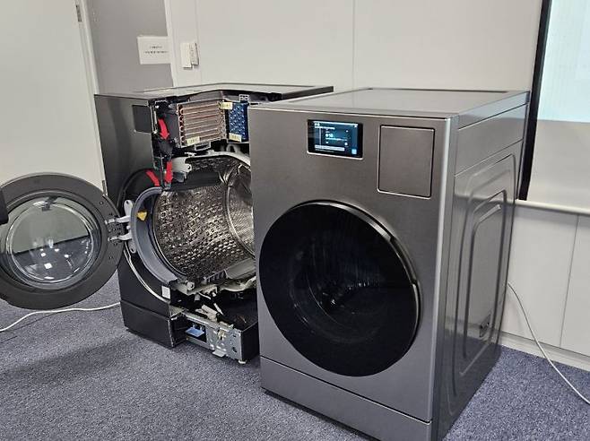 삼성전자가 지난 3월 출시한 2025년형 올인원 세탁건조기 '비스포크 인공지능(AI) 콤보'. 박준이 기자