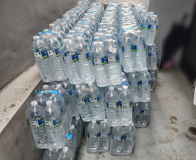 반품된 생수80묶음. 스레드 ‘자영업자이야기’