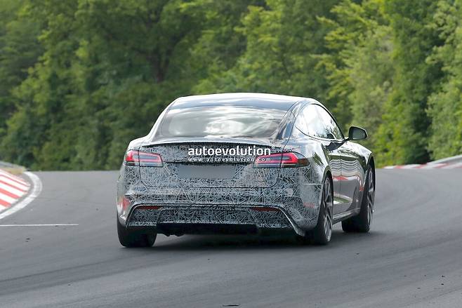 사진 : 테슬라 모델 S 플레이드 페이스리프트 테스트카 (출처=Autoevolution)