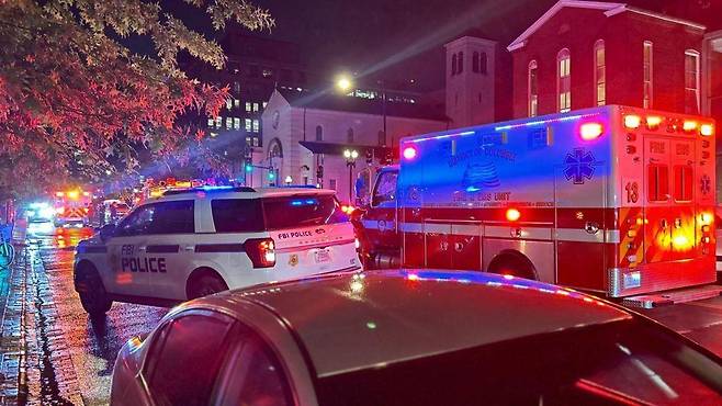 사건 현장에 출동한 경찰차와 구급차