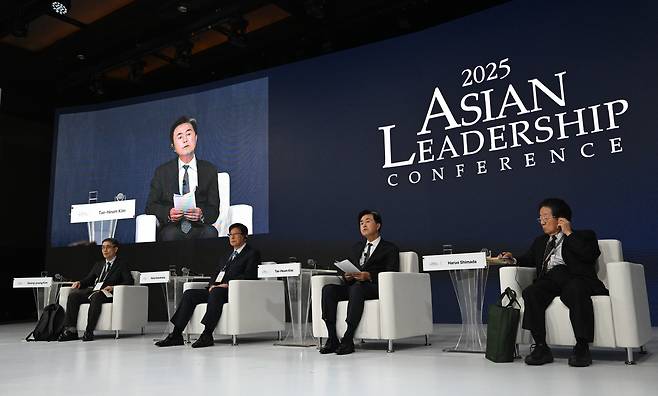 21일 서울 중구 신라호텔에서 아시안리더십콘퍼런스가 열렸다. ‘한일관계의 미래: 한일관계 100년을 향하여’섹션이 진행되고 있다. 왼쪽부터 김승영 간사이외국어대 교수, 가와카쓰 헤이타 전 시즈오카현 지사, 김태흠 충청남도 도지사, 시마다 하루오 게이오대 명예교수./고운호 기자