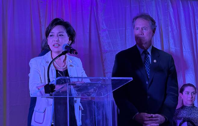 영 김 공화당 하원의원(왼쪽)이 20일 워싱턴 DC 국립여성예술가미술관에서 열린 전직연방의원협회(FMC) 주최 '제28회 스테이츠먼십 어워드'에 참석해 연설을 하고 있다. 김 의원 오른쪽은 테드 케이스 공화당 하원의원이다. /워싱턴=김은중 특파원