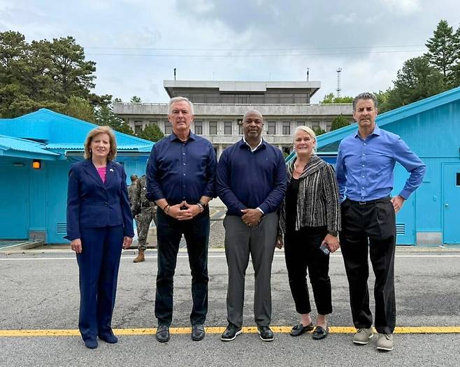 한국 판문점을 찾은 전·현직 연방 의원들이 기념 촬영을 하고 있다. /전직연방의원협회(FMC)