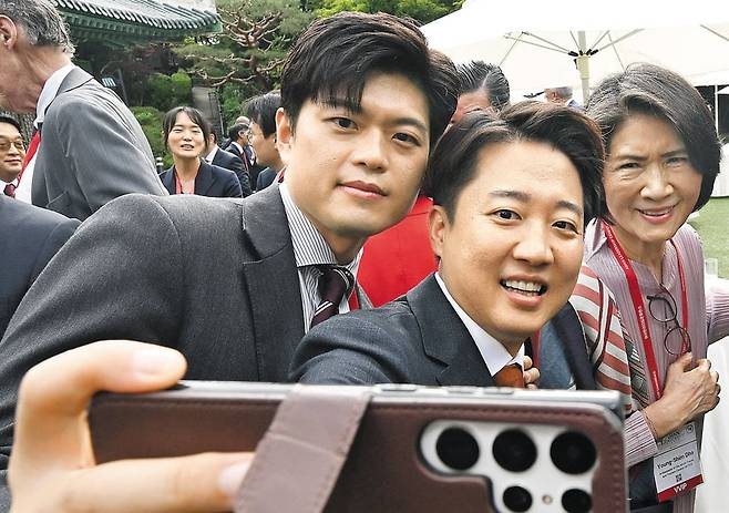 이준석(오른쪽) 개혁신당 대선 후보와 김용태(왼쪽) 국민의힘 비상대책위원장이 21일 서울 신라호텔에서 열린 제16회 조선일보 아시안리더십콘퍼런스(ALC)에서 기념 촬영을 하고 있다. 이 후보는 이날 기자들과 만나 "김용태 위원장이 '형님, 내심 단일화 고민하시는 것 아니에요'라고 해서 '아닌데'라고 했다"고 말했다. /고운호 기자