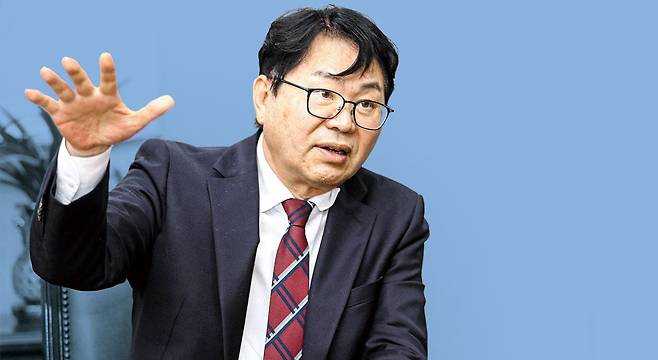 이한주 더불어민주당 선거대책위원회 정책본부장이 21일 서울 영등포 민주당사에서 본지와 인터뷰하고 있다. 이 본부장은 "민주당이 집권하더라도 경제 상황은 좋지 않을 것"이라며 "돈 주는 것보다 더 중요한 게 민생 회복, 성장 잠재력 확보"라고 했다. /장경식 기자