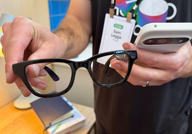 20일 미 캘리포니아 마운틴뷰에서 열린 구글 연례 개발자 회의 'I/O 2025'에서 처음으로 공개된 구글의 스마트 안경 시제품. /연합뉴스