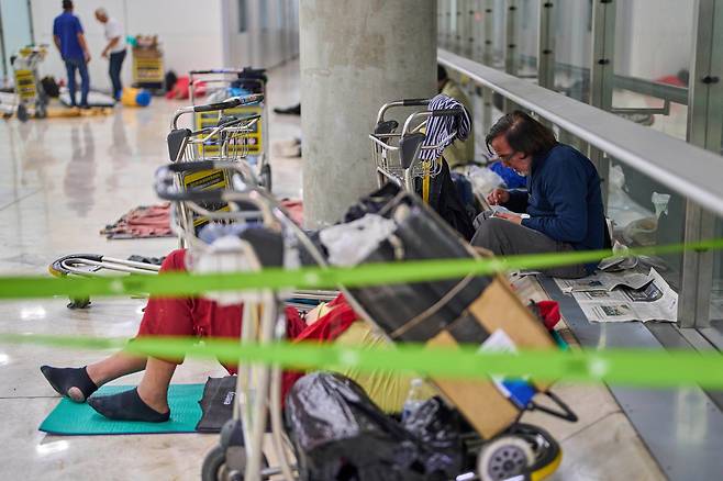 스페인 마드리드 바라하스 국제공항 터미널에 노숙자들이 몰려들어 당국이 골머리를 앓고 있다. /AP 연합뉴스