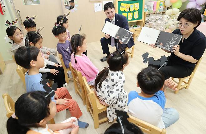 만 4~5세 어린이를 대상으로 하는 '북(book)적북적 로스쿨' 첫 수업이 진행된 16일 서울 송파구 위례리슈빌어린이집에서 아이들이 동화책을 바탕으로 법적 책임과 촉법소년 범죄의 심각성에 대해 배우고 있다. /장경식 기자