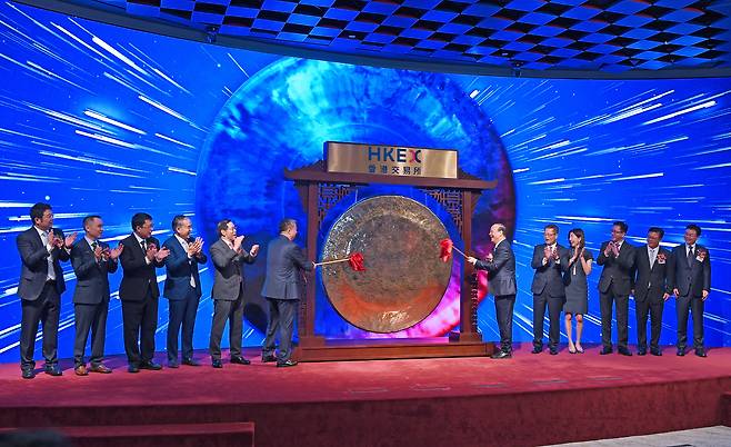 지난 20일 홍콩증권거래소에서 열린 CATL의 상장 기념식에 내빈들이 참석한 모습. /신화통신 연합