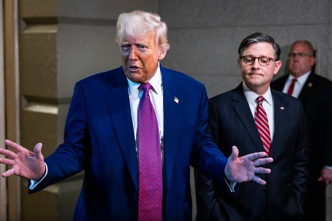 도널드 트럼프 미 대통령이 20일 워싱턴 DC 의회에서 기자들에게 감세안에 대해 설명하고 있다. EPA 연합뉴스