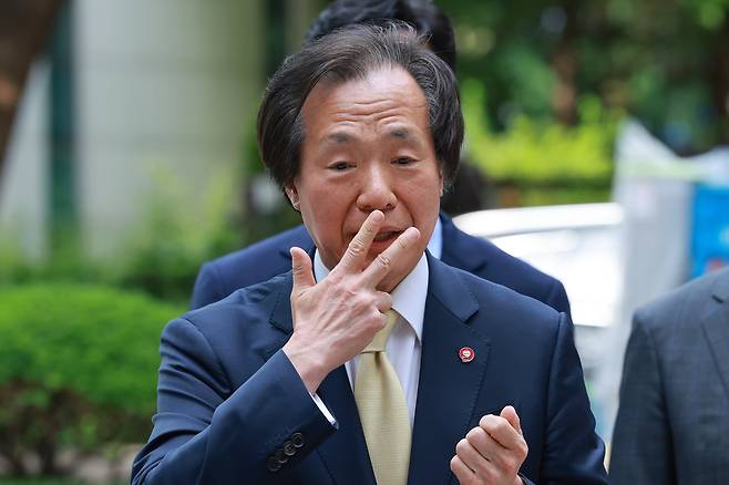 정기석 국민건강보험공단 이사장이 22일 서울 서초구 서울고등법원에서 열린 건보공단 담배회사 상대 손해배상 소송 항소심 12차 변론기일에 출석하기에 앞서 취재진 질문에 답하고 있다./연합뉴스