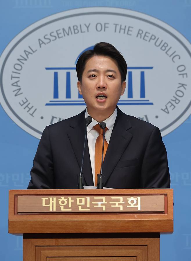 개혁신당 이준석 대선 후보가 22일 서울 여의도 국회 소통관에서 국민의힘 김문수 대선 후보와의 단일화 요구에 대한 입장 발표 기자회견을 하고 있다. /연합뉴스