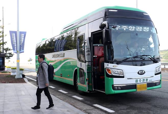 작년 5월 27일 오전 경남 사천시 사남면 우주항공청 임시청사로 직원들이 출근하고 있다./뉴스1