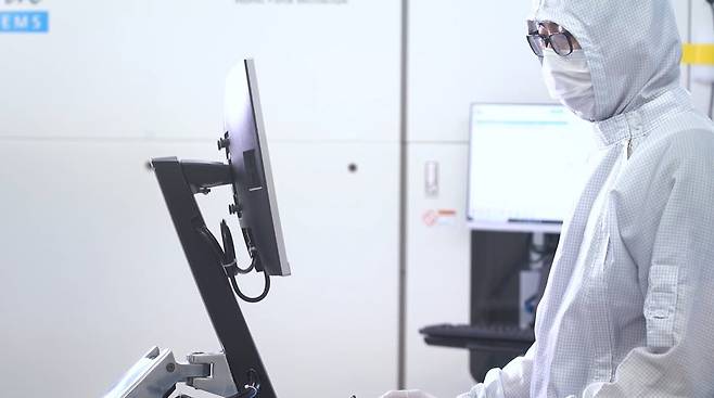 파크시스템스 연구원이 원자현미경(AFM)으로 반도체 웨이퍼의 결함 테스트를 진행하고 있는 모습. /파크시스템스 유튜브 캡처