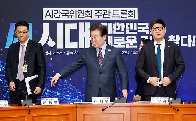 이재명 더불어민주당 대표가 7일 오전 서울 여의도 국회에서 열린 AI강국위원회 주관 토론회 'AI 시대, 대한민국 새로운 길을 찾다'에 참석하고 있다. 왼쪽부터 이경일 솔트룩스 대표, 이 대표, 김우승 크라우드웍스 대표./뉴스1 제공