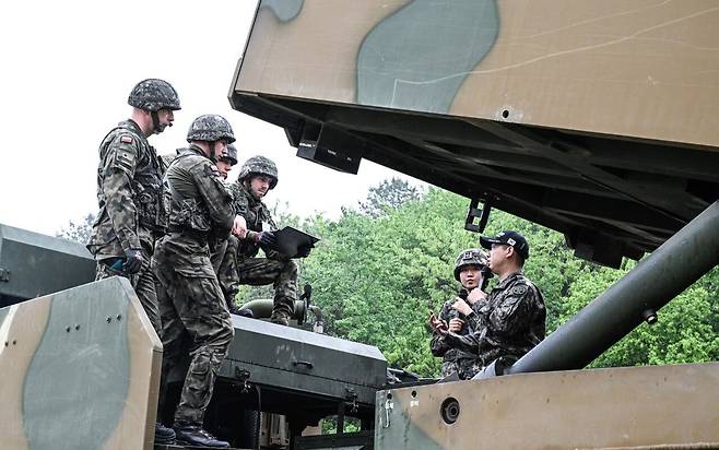 폴란드군 교육생들이 교관들로부터 천무의 전술적 운용방법에 대한 설명을 듣고 있는 모습. /육군 제공