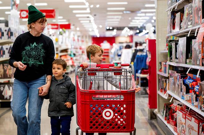 블랙프라이데이 쇼핑 기간을 맞은 한 가족이 시카고 타겟 매장을 거닐고 있다. /연합뉴스