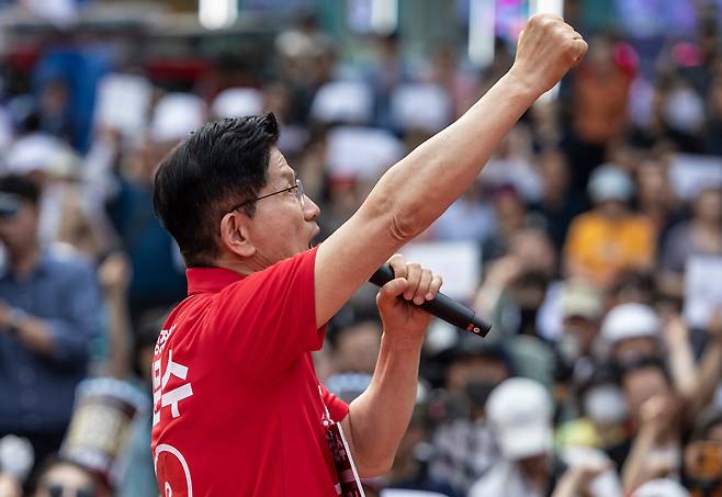 김문수 국민의힘 대통령 후보가 22일 오후 경기 광명시 철산동 철산로데오거리에서 가진 유세에서 시민들에게 지지를 호소하고 있다. /뉴스1