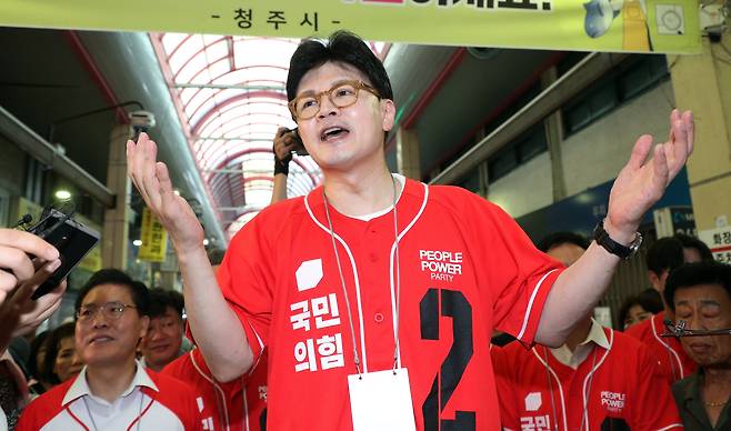 한동훈 국민의힘 전 대표가 22일 오전 충북 청주시 육거리종합시장에서 김문수 대통령 후보 지원 유세를 하고 있다. /뉴스1