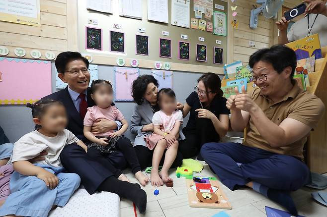 김문수 국민의힘 대통령 후보와 설난영 여사, 딸 김동주 씨, 사위가 22일 경기 광명시의 한 어린이집에서 아이들을 만나고 있다. /뉴스1