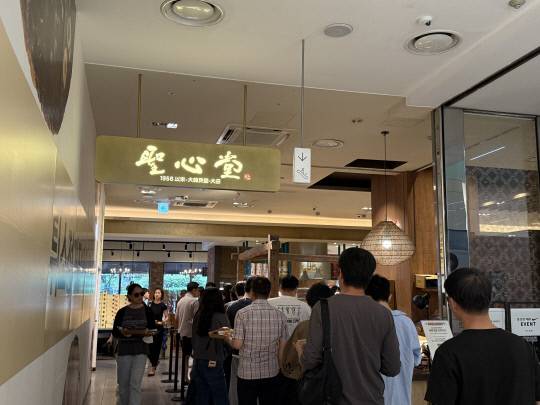 22일 성심당 대전 롯데점을 방문한 시민들이 빵을 계산하기 위해 길게 줄을 서고 있다. 이다온 기자