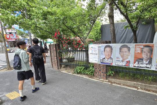 22일 배재대학교 정문 사거리 제21대 대통령선거 후보들 벽보를 한 대학생이 쳐다보고 있다. 이성현 기자