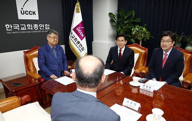 국민의힘 김문수 대선 후보가 19일 서울 종로구 한국기독교회관을 방문, 김종혁 한국교회총연합 대표회장과 대화를 나누고 있다. 연합뉴스