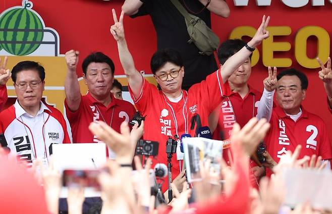 한동훈 국민의힘 전 대표가 21일 대구 중구 서문시장에서 김문수 대선 후보 지원 유세를 하고 있다. ⓒ뉴시스